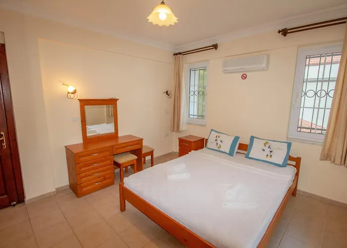 Villa Brookland Paris, Oezel Havuzlu, *