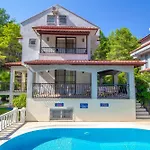 Brookland Paris, Oezel Havuzlu, Villa