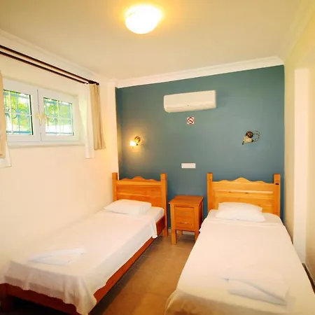 Brookland Paris, Oezel Havuzlu,