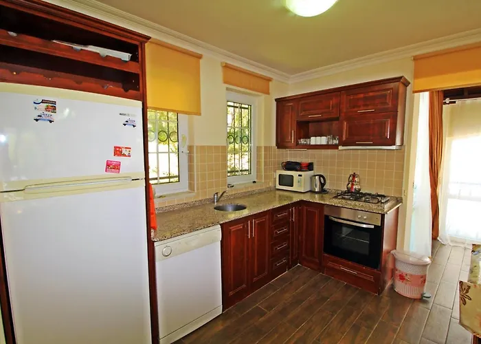 Villa Brookland Paris, Oezel Havuzlu,